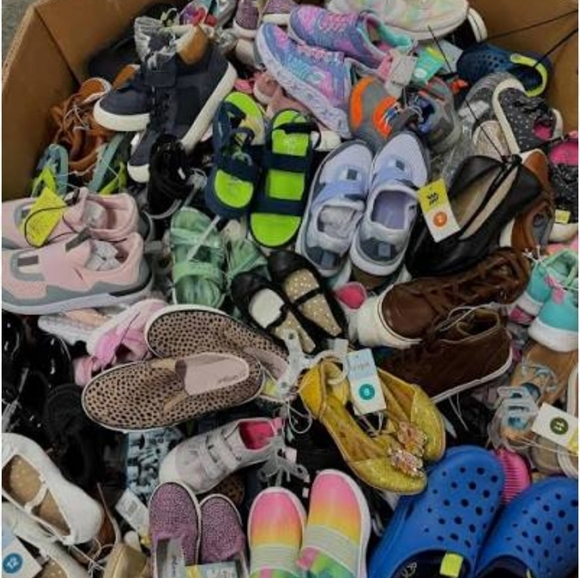 PLEASE LIKE THIS LISTING TO GET NOTIF🎯📢TARGET KIDS PALLET CLOTHES AND SHOE!!!! - Picture 1 of 4